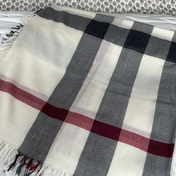 Burberry scarf - Picture 11 of 11